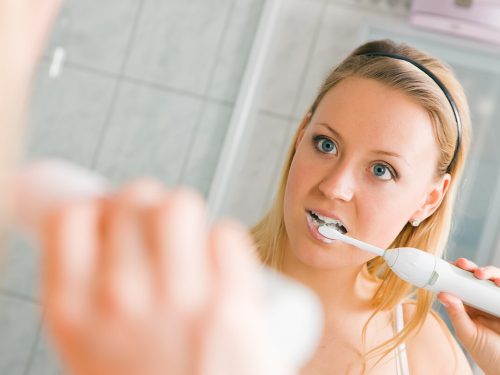 Mycie zębów szczoteczką soniczną – prawdziwy przełom w dbaniu o higienę jamy ustnej