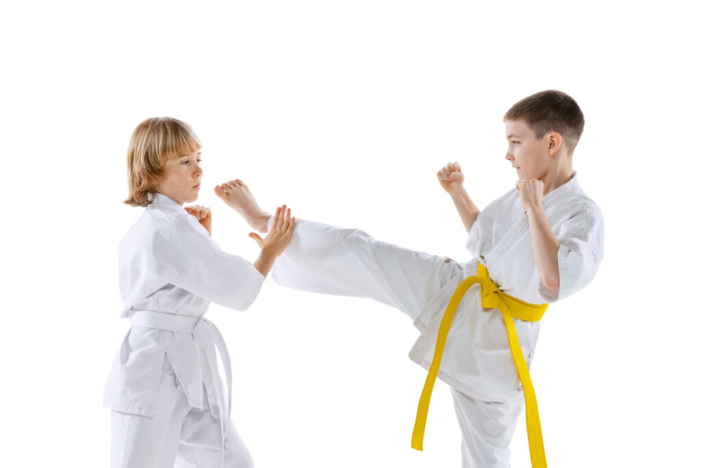 Chłopcy ćwiczą karate. Ochraniacze na zęby dla dzieci