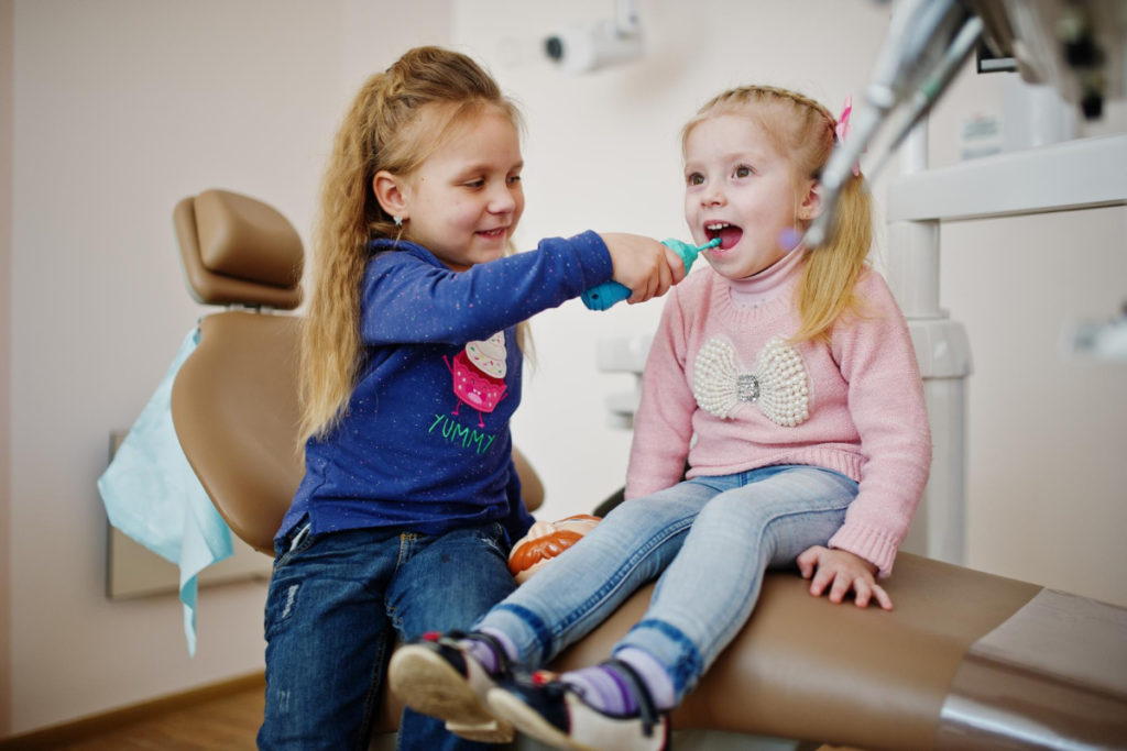 Dwie dziewczynki u dentysty - wizyta adaptacyjna, gdy dziecko boi się dentysty