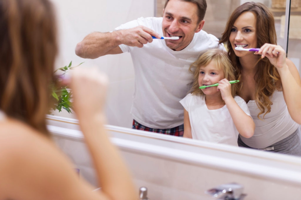 Rodzina w trakcie szczotkowania zębów