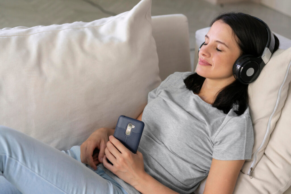 Kobieta słucha muzyki - dobry sposób na zrelaksowanie się