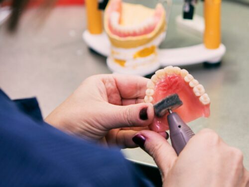 Proteza całkowita – jak wybrać najlepszą sztuczną szczękę